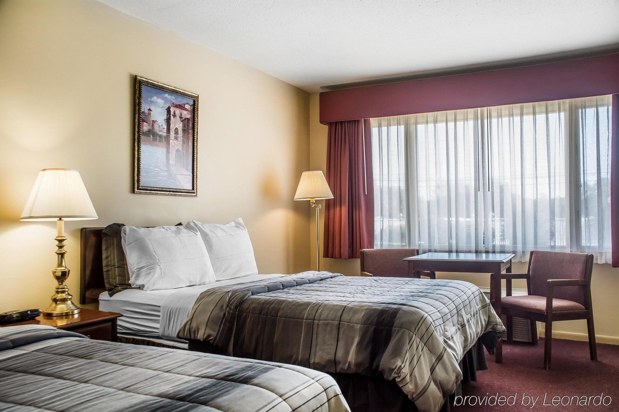 Rodeway Inn Marshall Manor Хорсхедс Экстерьер фото