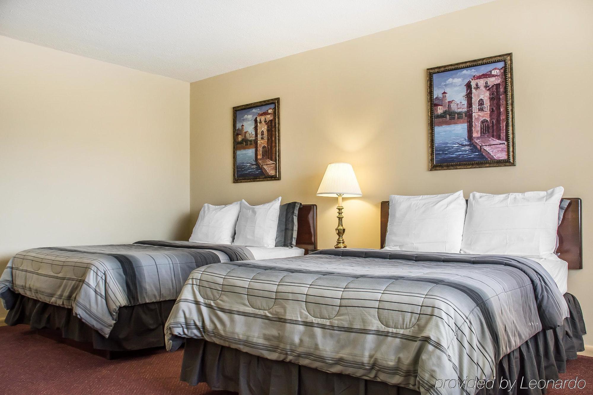 Rodeway Inn Marshall Manor Хорсхедс Экстерьер фото