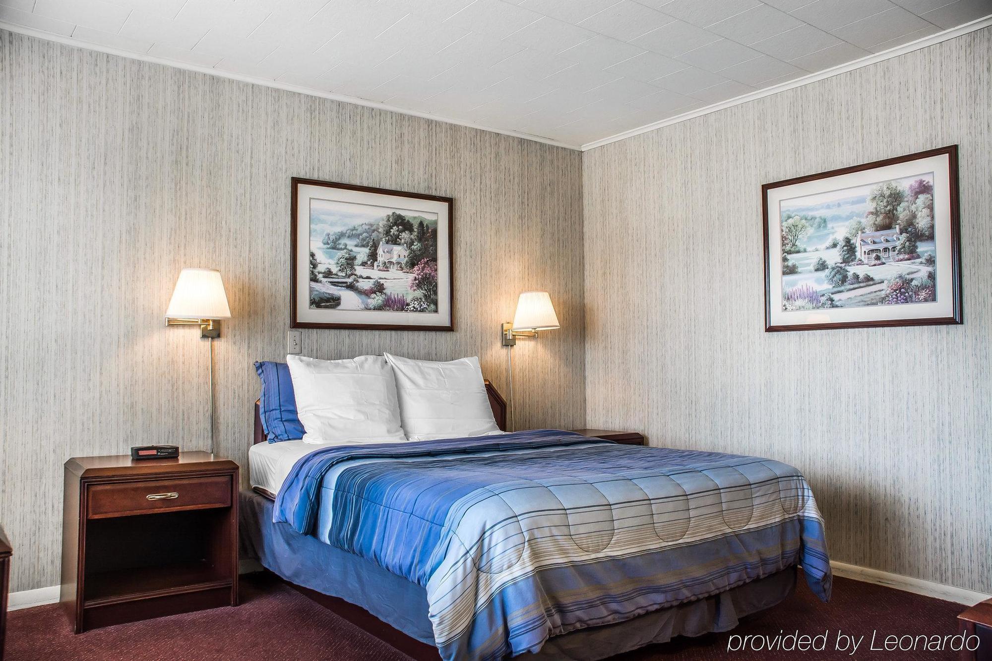 Rodeway Inn Marshall Manor Хорсхедс Экстерьер фото