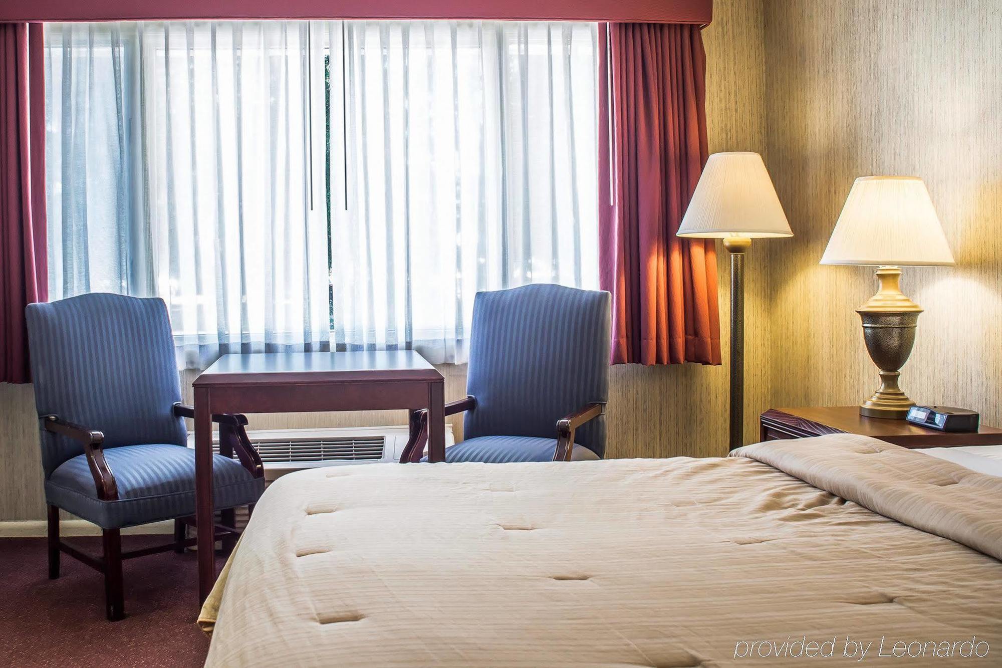 Rodeway Inn Marshall Manor Хорсхедс Экстерьер фото