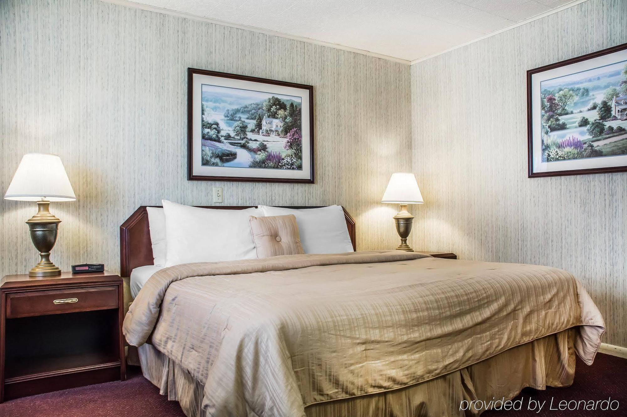 Rodeway Inn Marshall Manor Хорсхедс Экстерьер фото