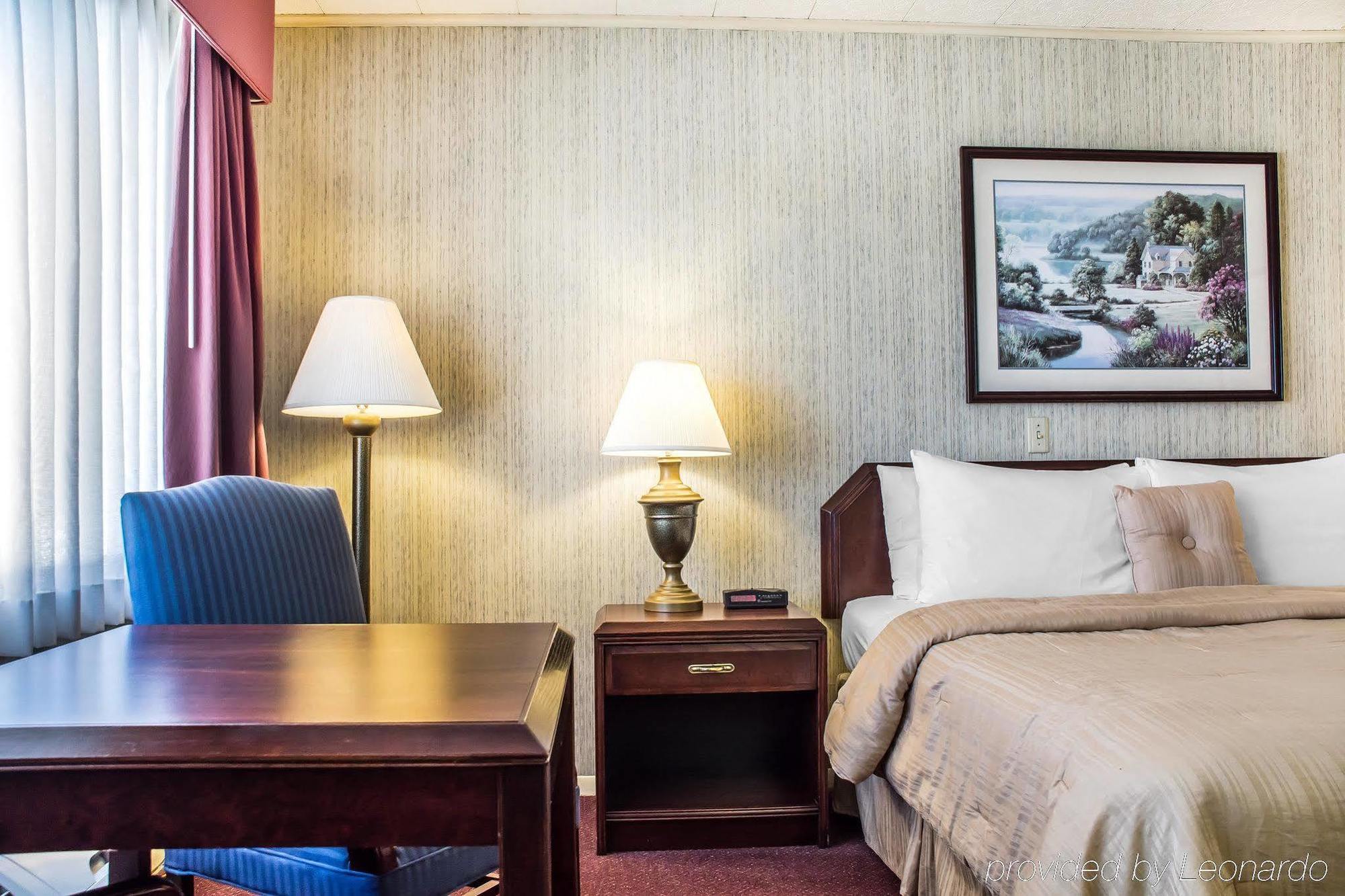 Rodeway Inn Marshall Manor Хорсхедс Экстерьер фото