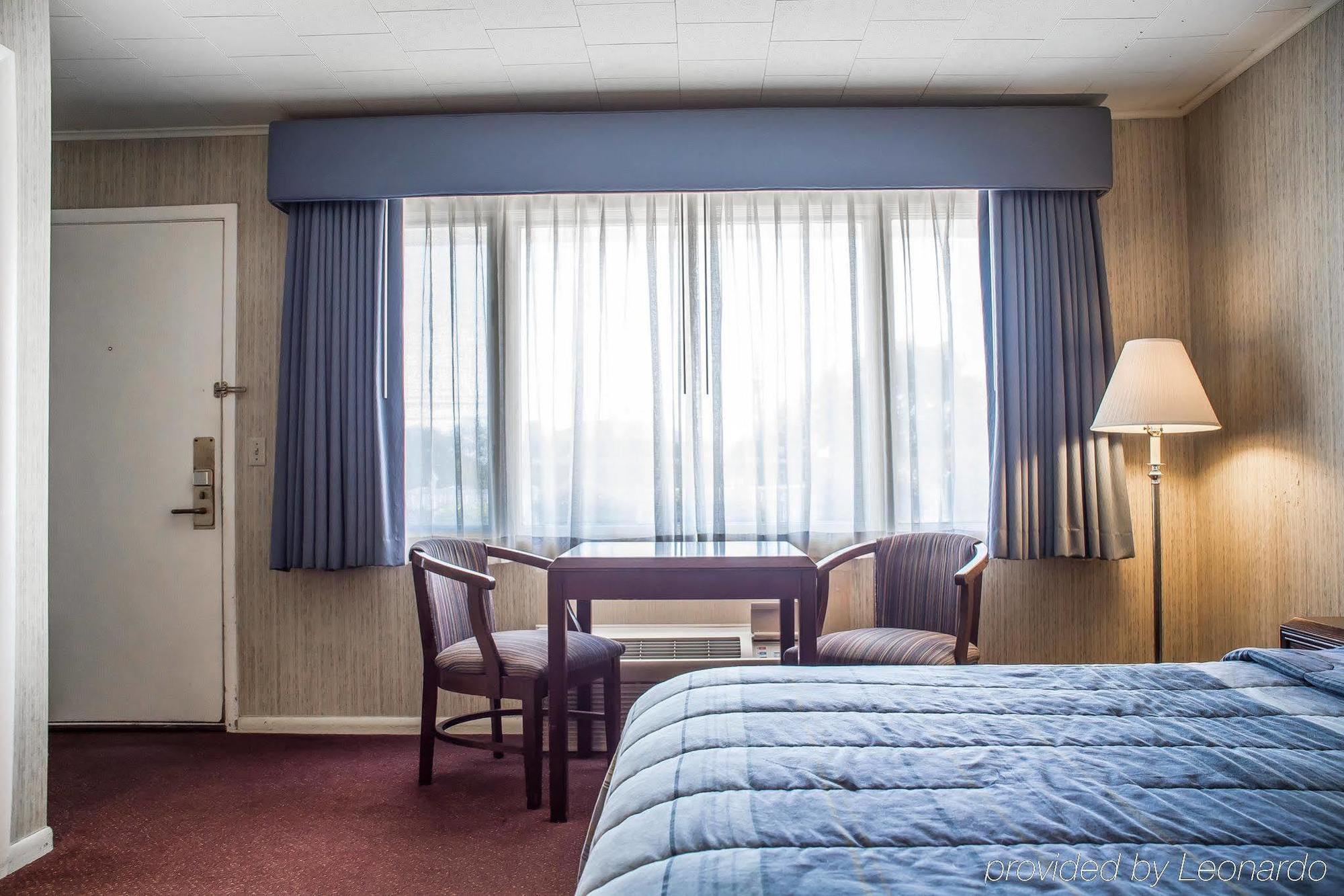Rodeway Inn Marshall Manor Хорсхедс Экстерьер фото