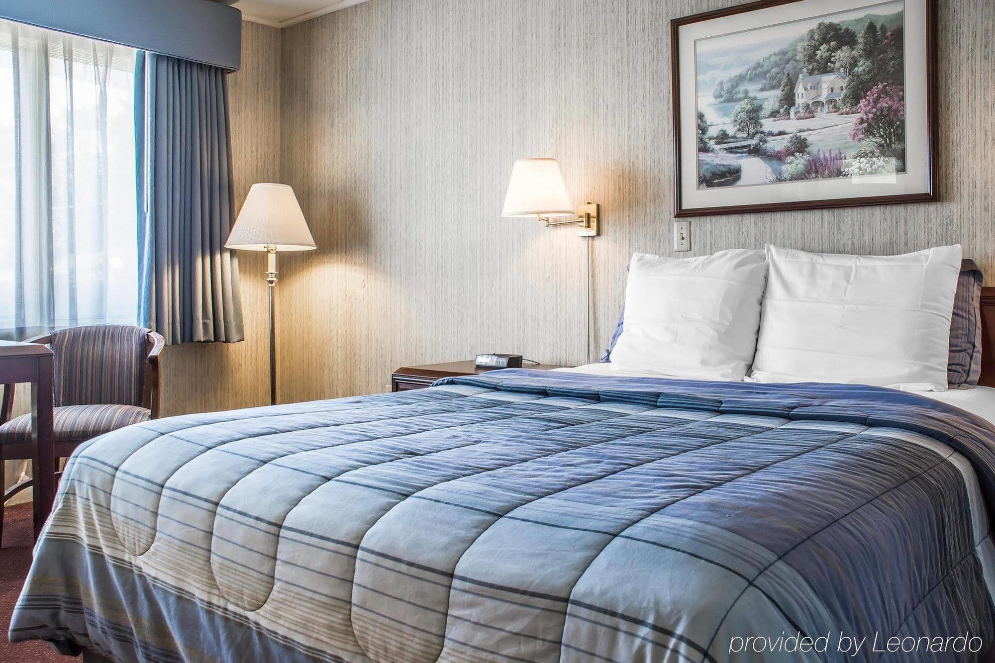 Rodeway Inn Marshall Manor Хорсхедс Экстерьер фото
